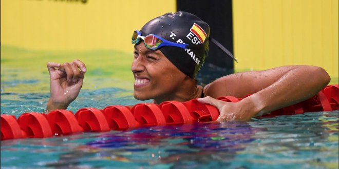 Teresa Perales celebra en la piscina su medalla de oro
