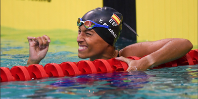 Teresa Perales celebra en la piscina su medalla de oro