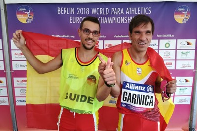 Garnica y Grondona celebran su triunfo con la bandera española al fondo