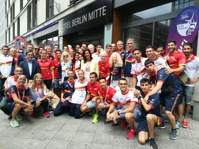 Mª José Rienda (en el centro) posa con la selección española de Atletismo al completo, en Berlín