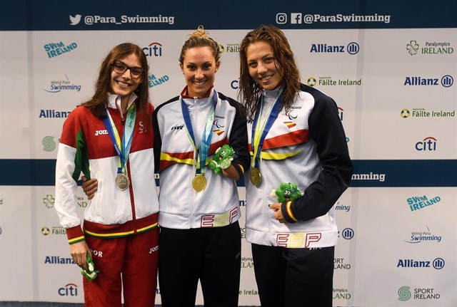 Podium femenino de natación con el oro de Sarai Gascón y bronce de Nuria Marqués