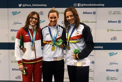 Podium femenino de natación con el oro de Sarai Gascón y bronce de Nuria Marqués