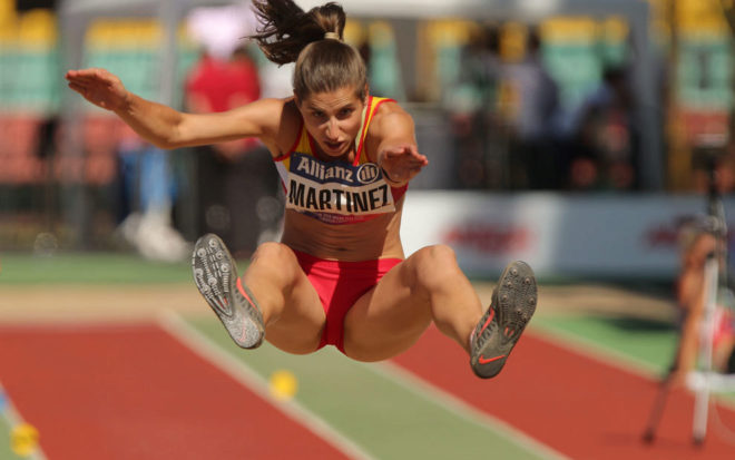 Sara Martínez en pleno salto