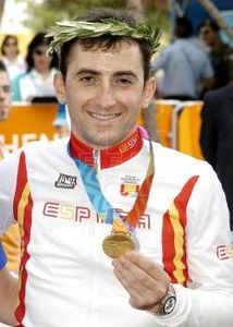 Javier Otxoa muestra una de sus medallas paralímpicas