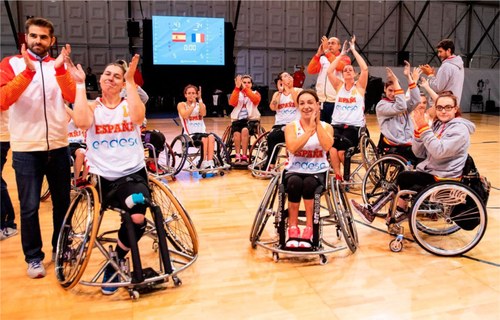 Las chicas celebran la victoria contra Francia
