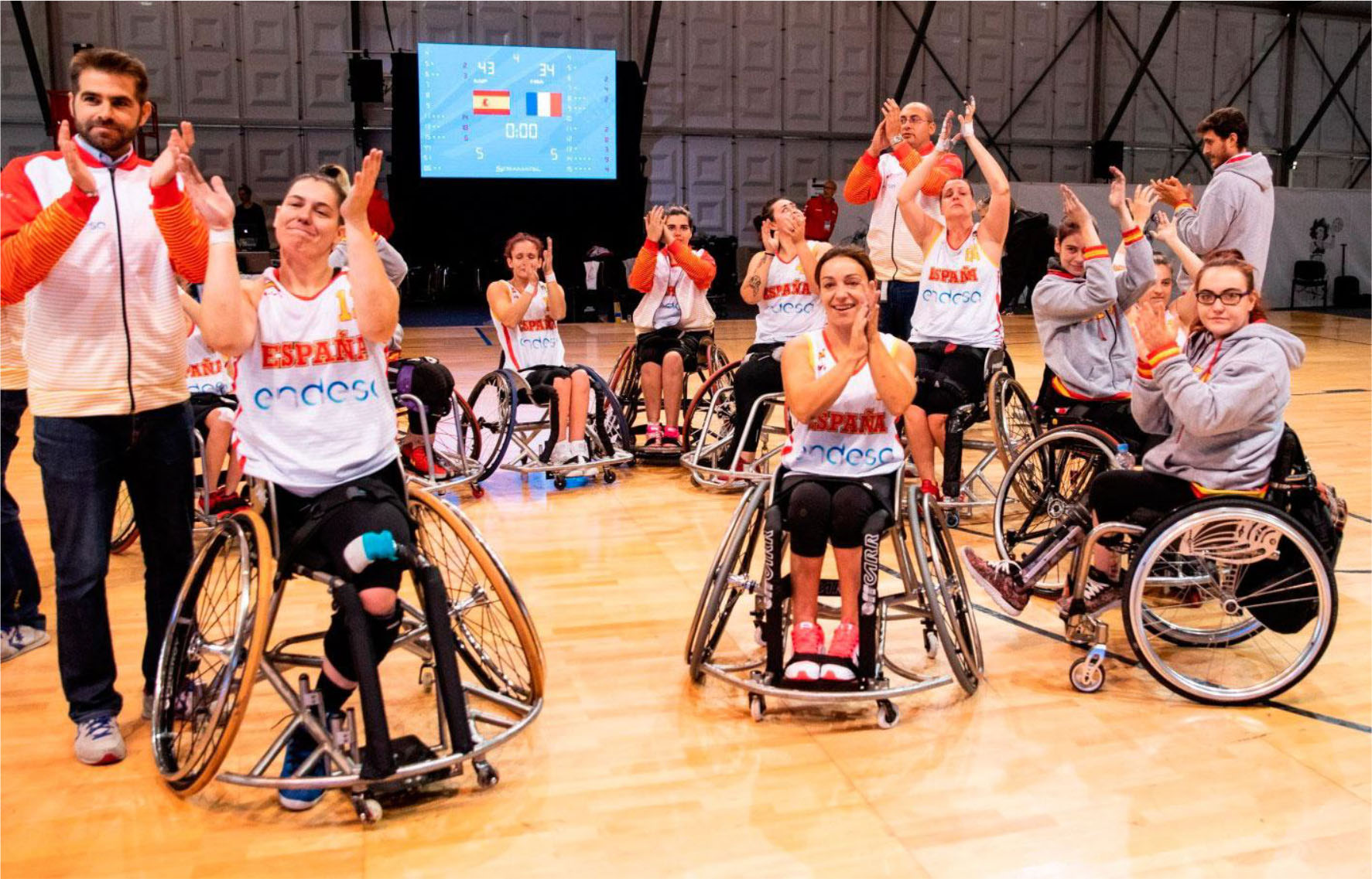 Las chicas celebran la victoria contra Francia