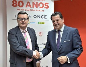 Martínez  Donoso (a la izquierda) saluda a Manuel Pinardo tras suscribir el convenio