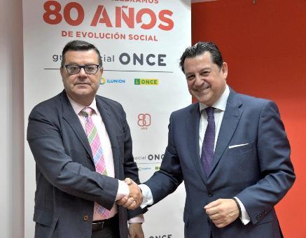 Martínez  Donoso (a la izquierda) saluda a Manuel Pinardo tras suscribir el convenio