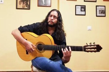 Sergio Molido 'El Kuko' posa con su guitarra