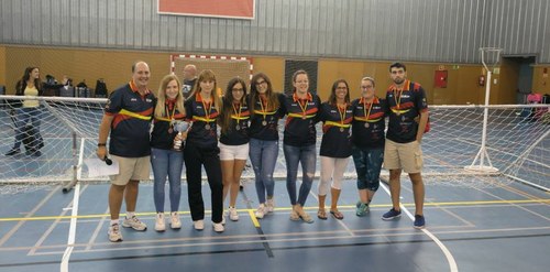 La selección femenina de goalball muestra su medalla de bronce