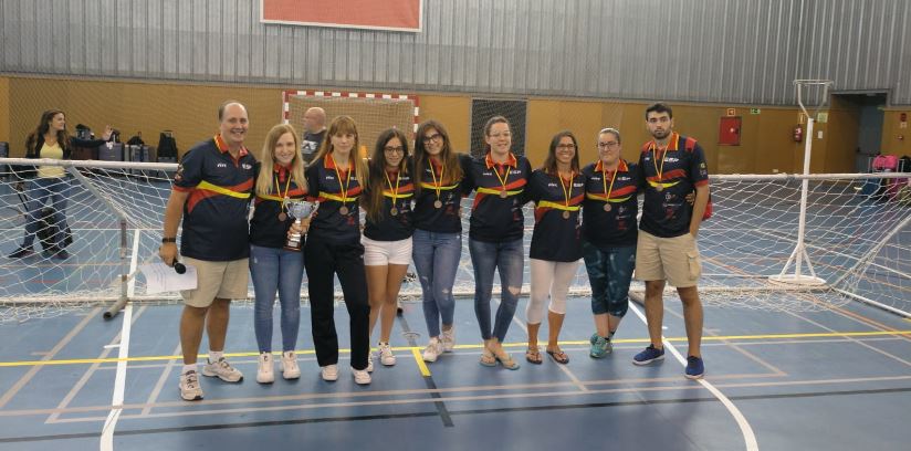 La selección femenina de goalball muestra su medalla de bronce