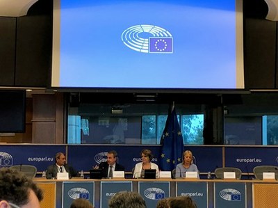 Zapatero durate la audiencia en el Parlamento Europeo (segundo por la izquierda). A la derecha, la comisaria Bienkowska