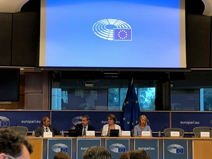 Zapatero durate la audiencia en el Parlamento Europeo (segundo por la izquierda). A la derecha, la comisaria Bienkowska