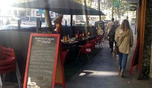 Acera ocupada por una terraza de bar 