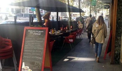Acera ocupada por una terraza de bar 