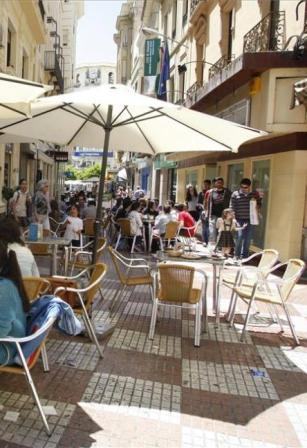 Vía pública ocupada por las terrazas de los bares