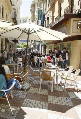 Vía pública ocupada por las terrazas de los bares