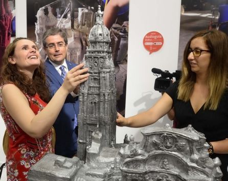 Inmaculada Carrillo, junto al alcalde, reconoce al tacto la maqueta de la Catedral de Murcia