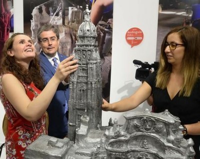 Inmaculada Carrillo, junto al alcalde, reconoce al tacto la maqueta de la Catedral de Murcia