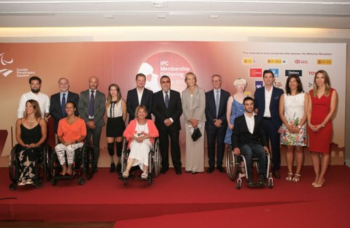 Foto de familia de la recpeción del IPC Gathering Madrid 2018, con la Infanta Elena en el centro de la imagen, junto a Miguel Carballeda