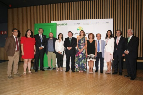 Foto de familia de premiados en Aragón junto a autoridades