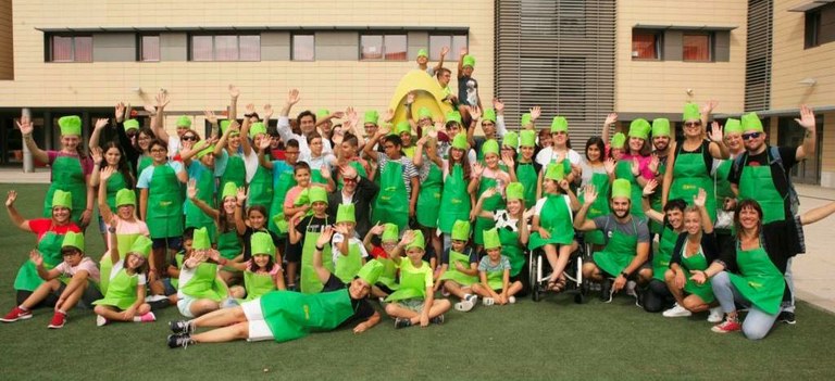 Foto de familia de todos los participantes salundando en el patio de recreo del CRE de Madrid