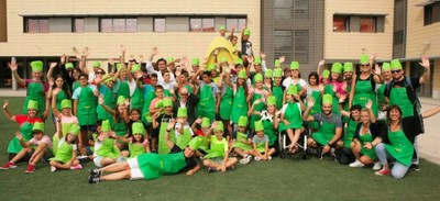 Foto de familia de todos los participantes salundando en el patio de recreo del CRE de Madrid