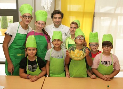 Pepé junto a otro grupo de participantes muestran el magnífico resultado de su trabajo: guacamole con nachos