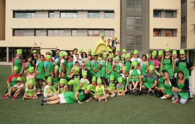 Foto de familia de todo el grupo en el patio de recreo del CRE de Madrid