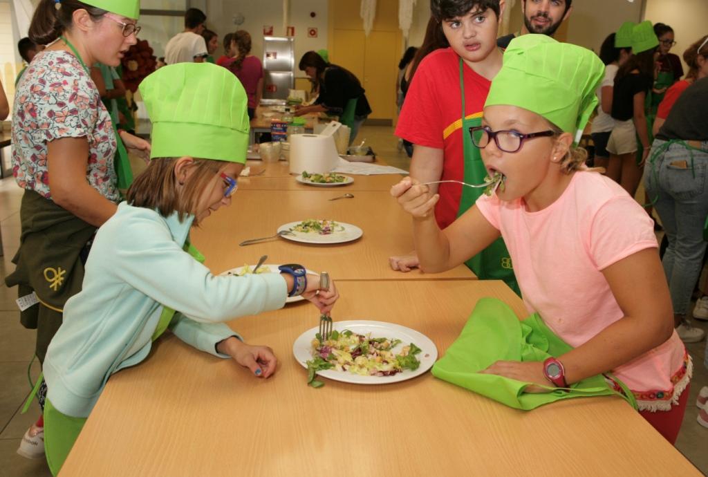 Los niños prueban el resultado de su trabajo