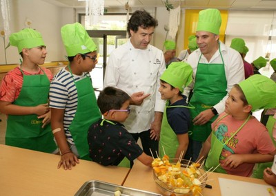 Otro de los grupos hablan con Pepe sobre sus suculentas brochetas de frutas