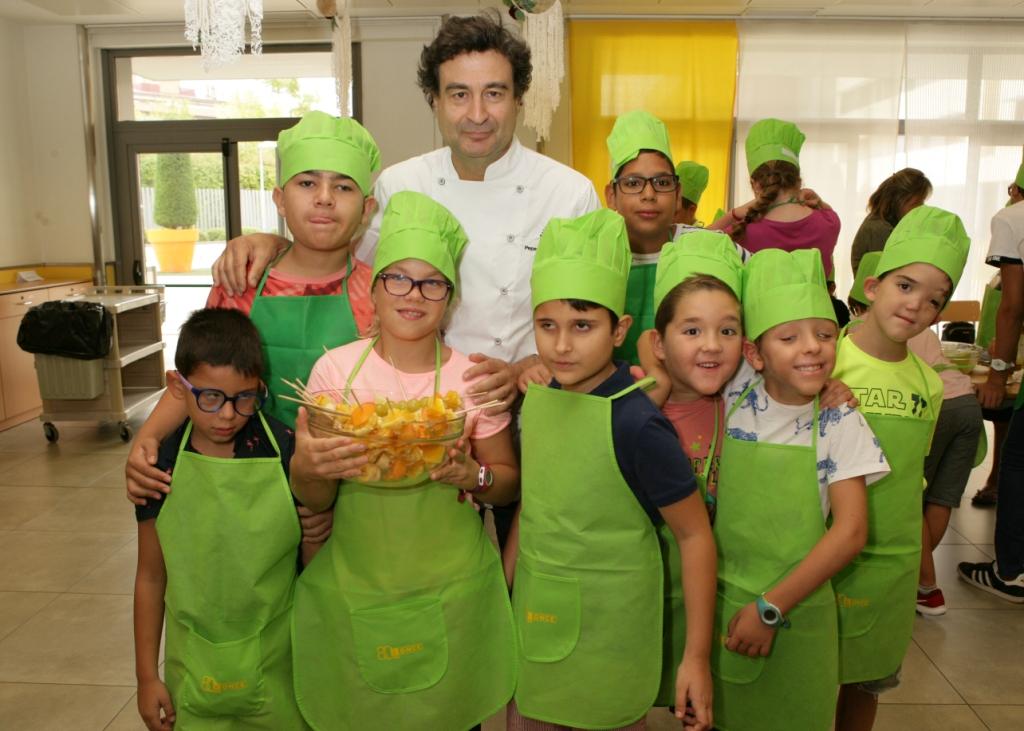 Y aquí, posando con las brochetas frutales  junto al chef