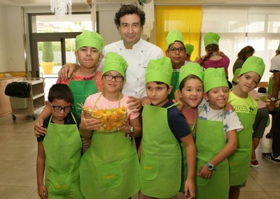 Y aquí, posando con las brochetas frutales  junto al chef