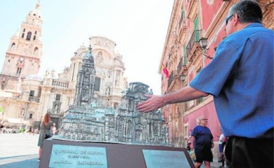 La maqueta que reproduce a escala la Catedral de Murcia estuvo expuesta el miércoles anterior frente a la catedral y llamó la atención de los ciudadanos