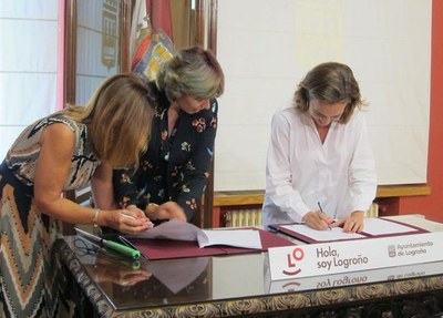Momento de la firma en el Ayuntamiento de Logroño