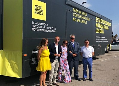 Morejón y Celdrán, entre otros responsables, junto al expo-camión de la campaña "No te rindas nunca"