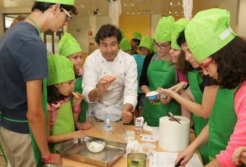 Pepe Rodríguez (en el centro) dando explicaciones a niños y monitores