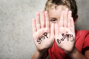 Un niño muestra sus manos con el mensaje "Stop bullying"