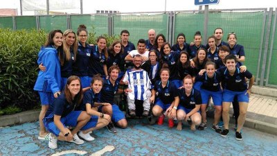 Carlos Rodrigo, en el centro de la imagen, con un equipo femenino de fútbol