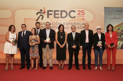 Foto de familia de todos los galardonados junto a los máximos responsables de la ONCE, la FEDC y la presidenta del CSD