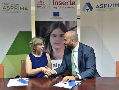 Virginia Carcedo y Daniel Cuervo en la firma del acuerdo