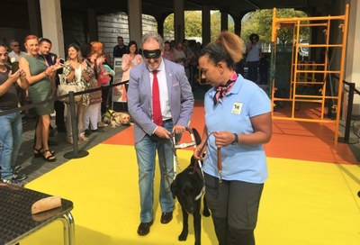 Alfonos Gil, teniente de alcalde de Bilbao, recorre 'a ciegas' el circuito de movilidad auxiliados por un perro guía