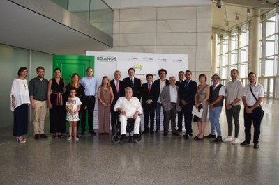 Foto de familia de autoridades y premiados en los Solidarios valencianos