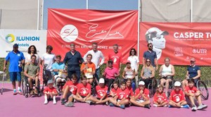 Foto de familia de los contendientes y equipo de apoyo del torneo de tenis en silla de la Fundación Sánchez Vicario