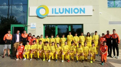 Los jóvenes jugadores del equipo de La Bañeza posan, con las camisetas de ILUNION, a la puerta de las instalaciones de reciclado