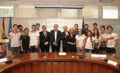 Los representantes del Grupo Siro y del CPE, junto a los deportistas, tras la renovación del convenio