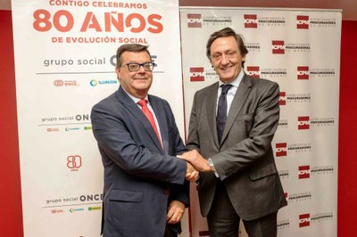 Martínez  Donoso (a la izquierda) saluda al presidente de los procuradores madrileños
