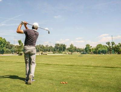 Un jugador en pleno recorrido en el campo de golf de Somontes