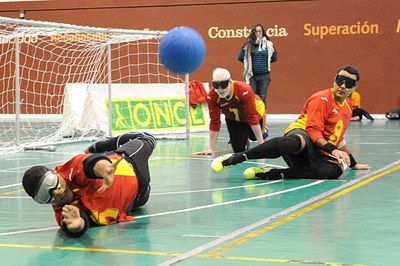 La selección masculina de goalball durante un partido