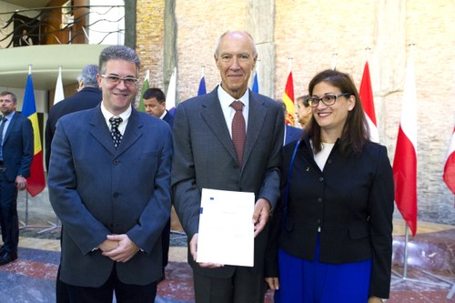 Francisco Martínez y Bárbara Martín con el director general de la OMPI, Francis Gurry, en el centro, muestran el documento original del depósito de la UE del instrumento del tratado de Marrakech